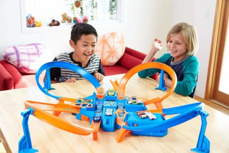 2 kids play with Hot Wheels Race Tracks toy