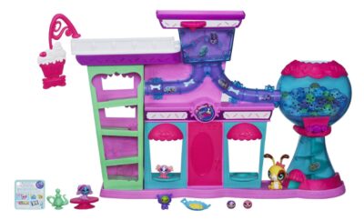 this is an image of a Sweet Shoppe playset that comes with pet, 5 friends and accessories. 